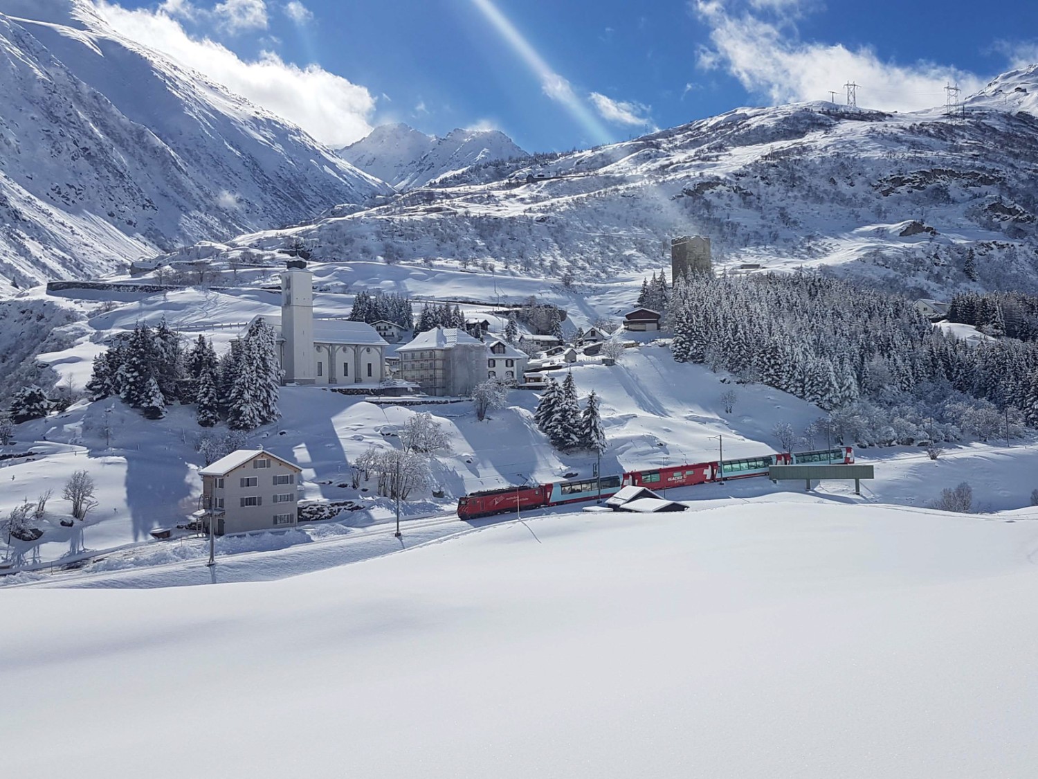 Der Glacier Express fährt durch das Hospental. Bild: Laura Riedi