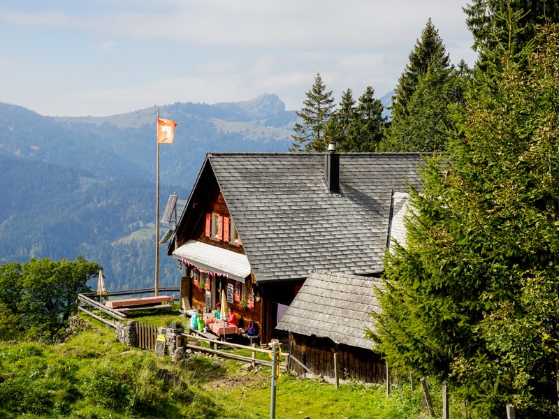 Luftiger Gipfel, scharfe Grate und weiter Himmel