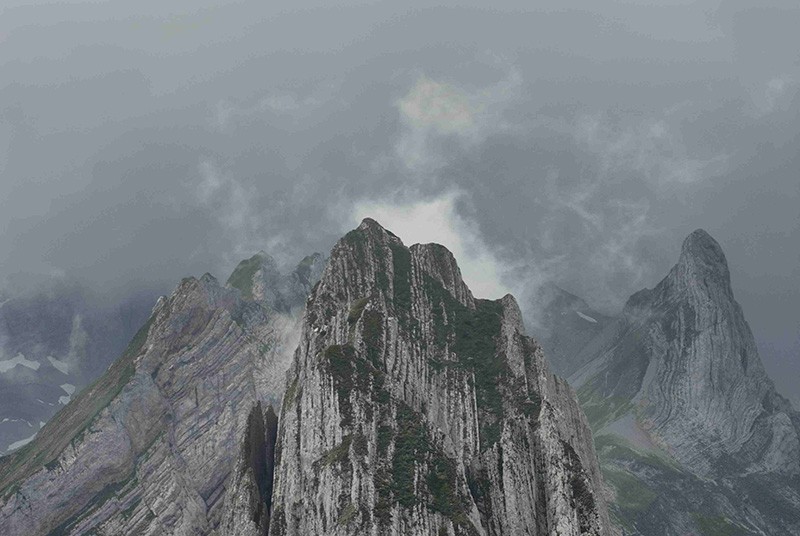 Graue Wolken gegen den Säntis.