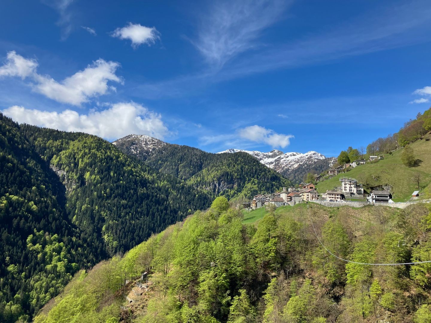 Randonnée dans la Vallée Onsernone: forêts et ruines tessinoises