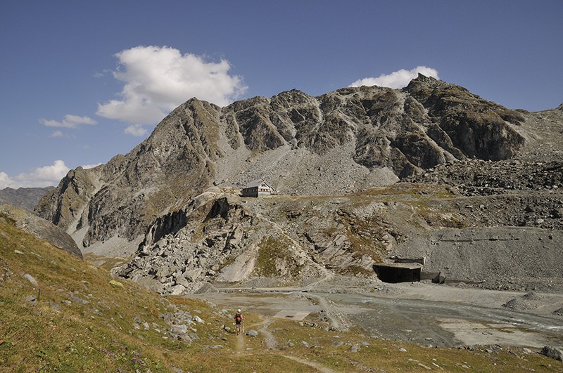 Aus der Gegend der Prafleuri-Hütte stammt das Kies, mit dem die nahe gelegene Staumauer Grande Dixence gebaut worden ist. Bilder: Peter Kleiner