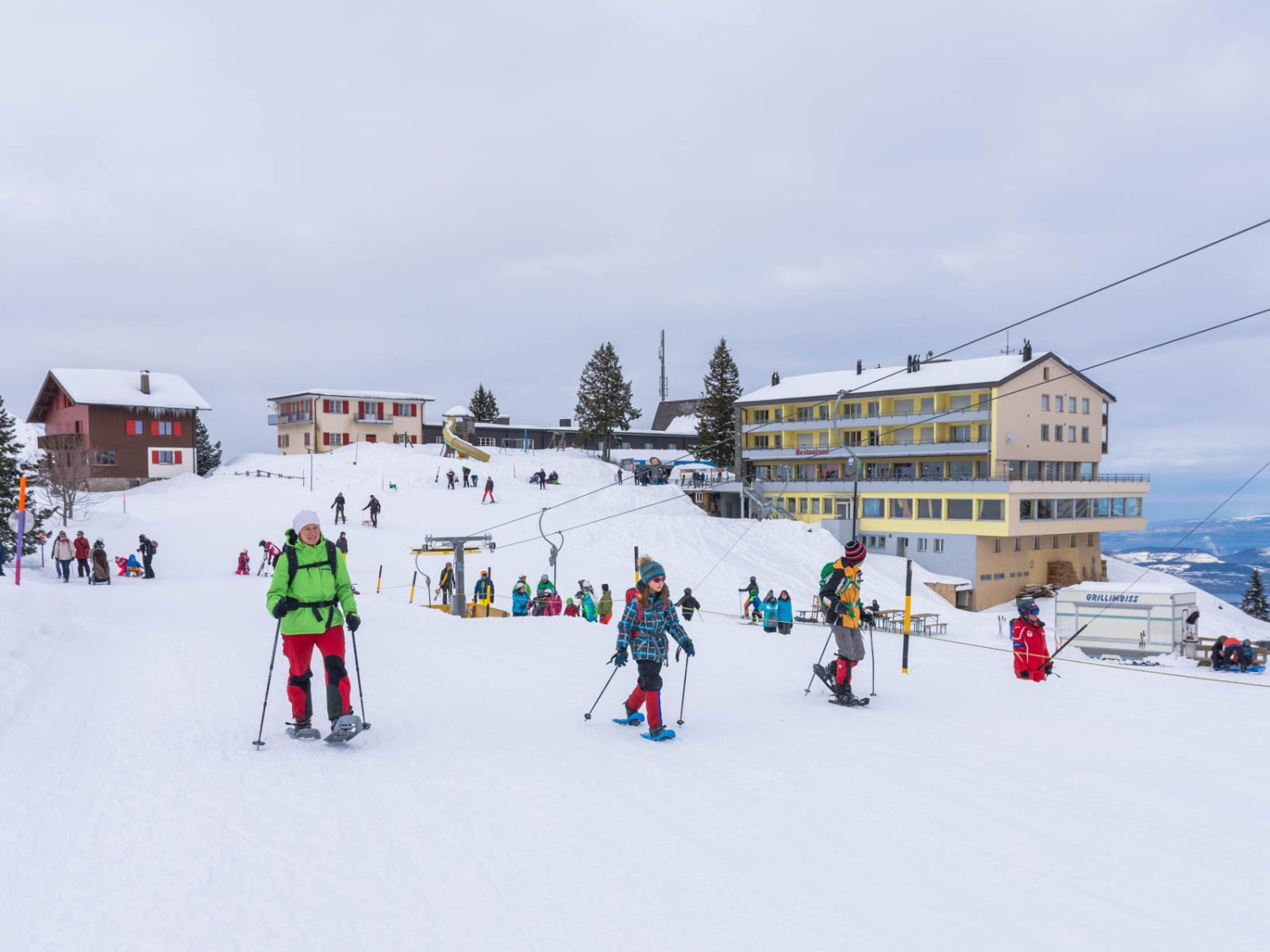 Sur le premier tronçon, les randonneurs empruntent la piste de ski. Photo: Franz Ulrich