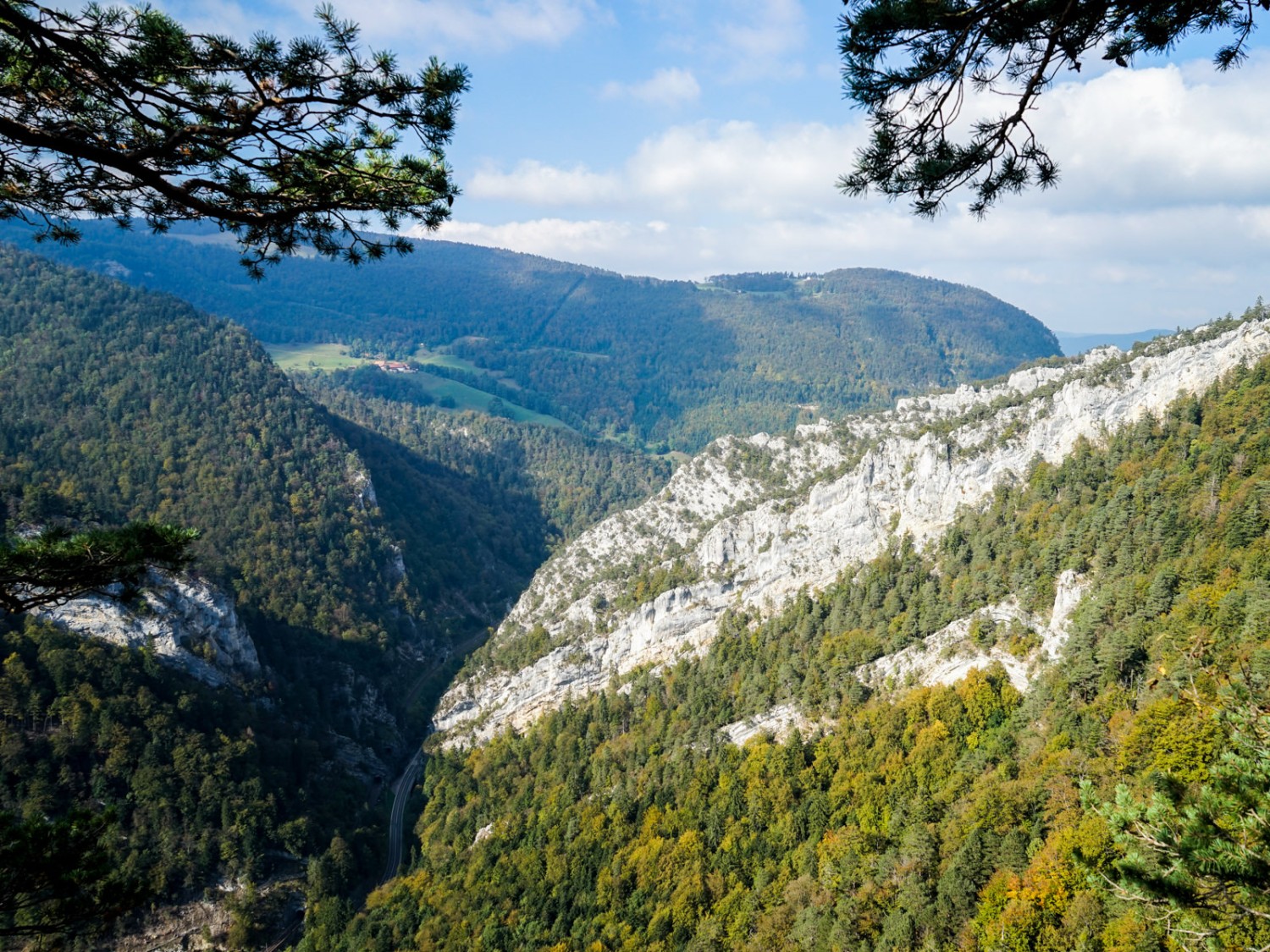 Beim Abstieg nach Moutier: Tiefblick in die Klus von Moutier.