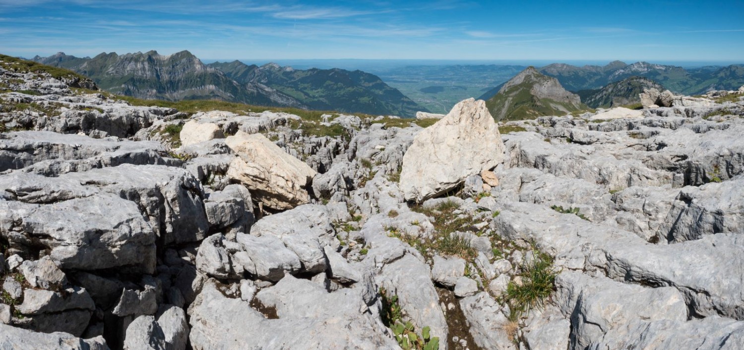 Peu avant le Schilt, le chemin traverse un champ de karst. En arrière-plan, la plaine de la Linth, autour de Benken (SG).