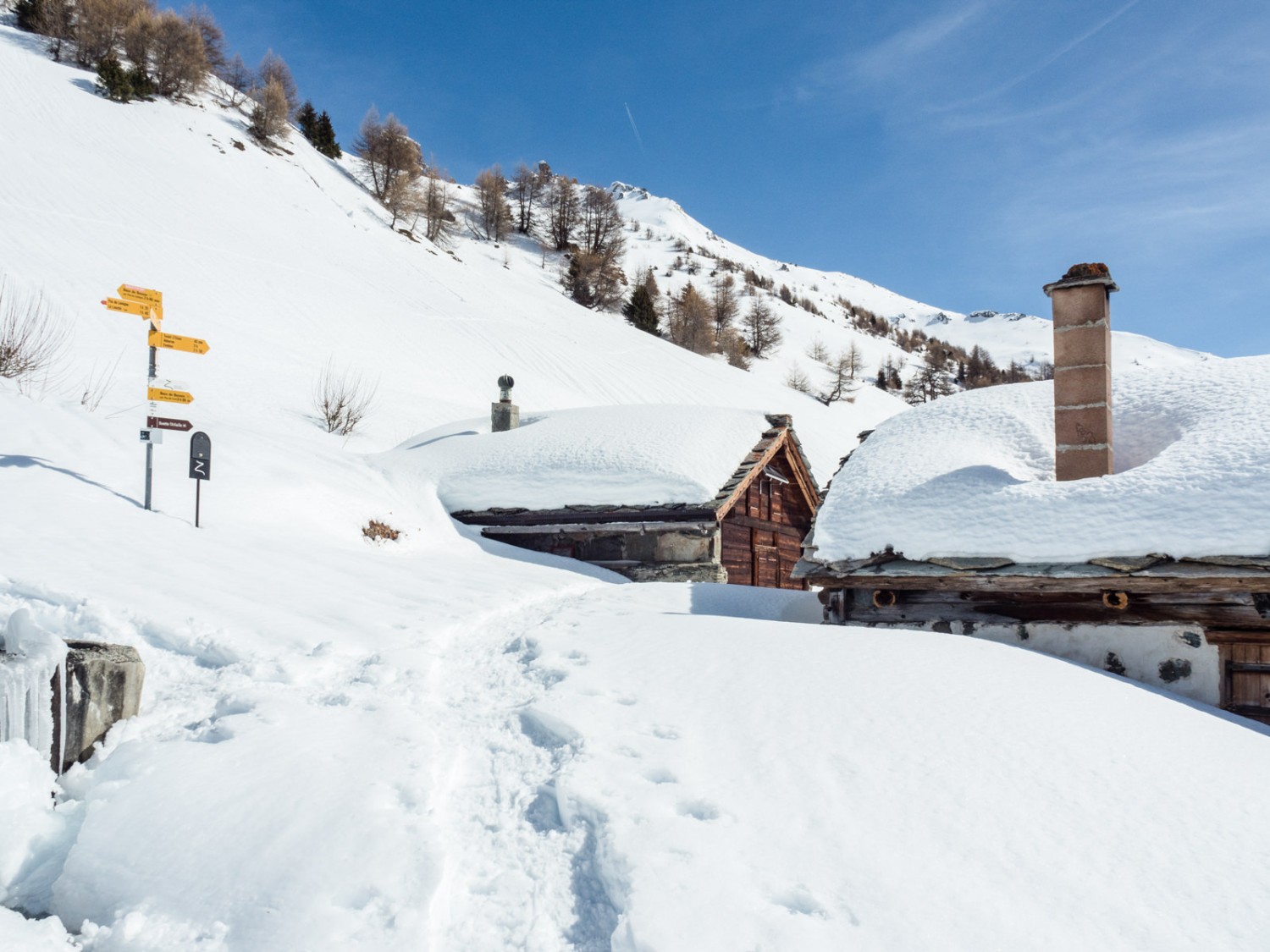 Alphütten unter einer dicken Schneedecke. Bild: Barbara Graber