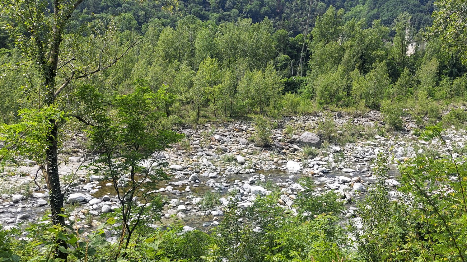 Der Abschnitt entlang der Melezza bietet zahlreiche Möglichkeiten für einen Abstecher an den Fluss. Bild: Tatjana Häuselmann