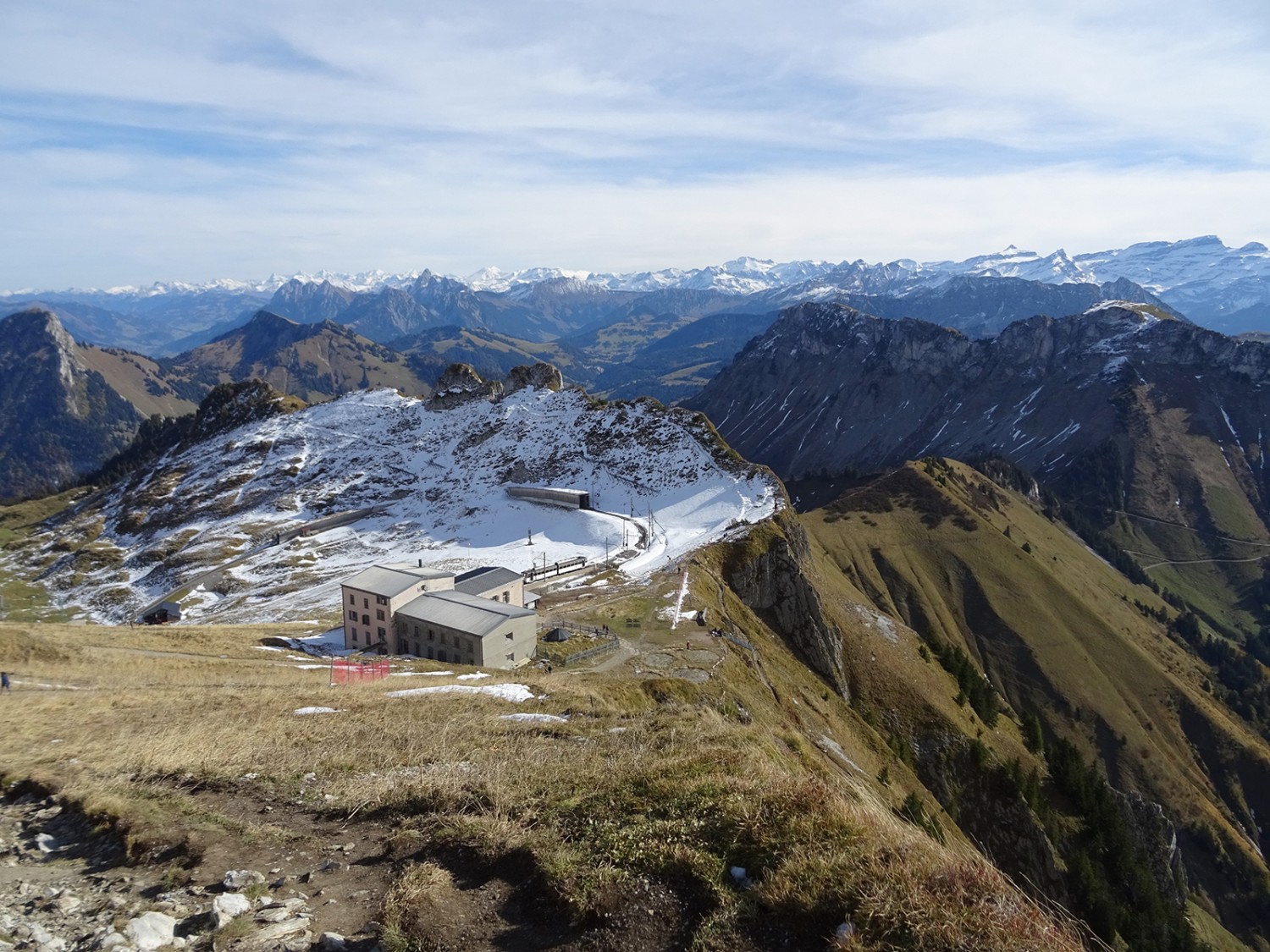 Du sommet, vue sur des signes de civilisation.