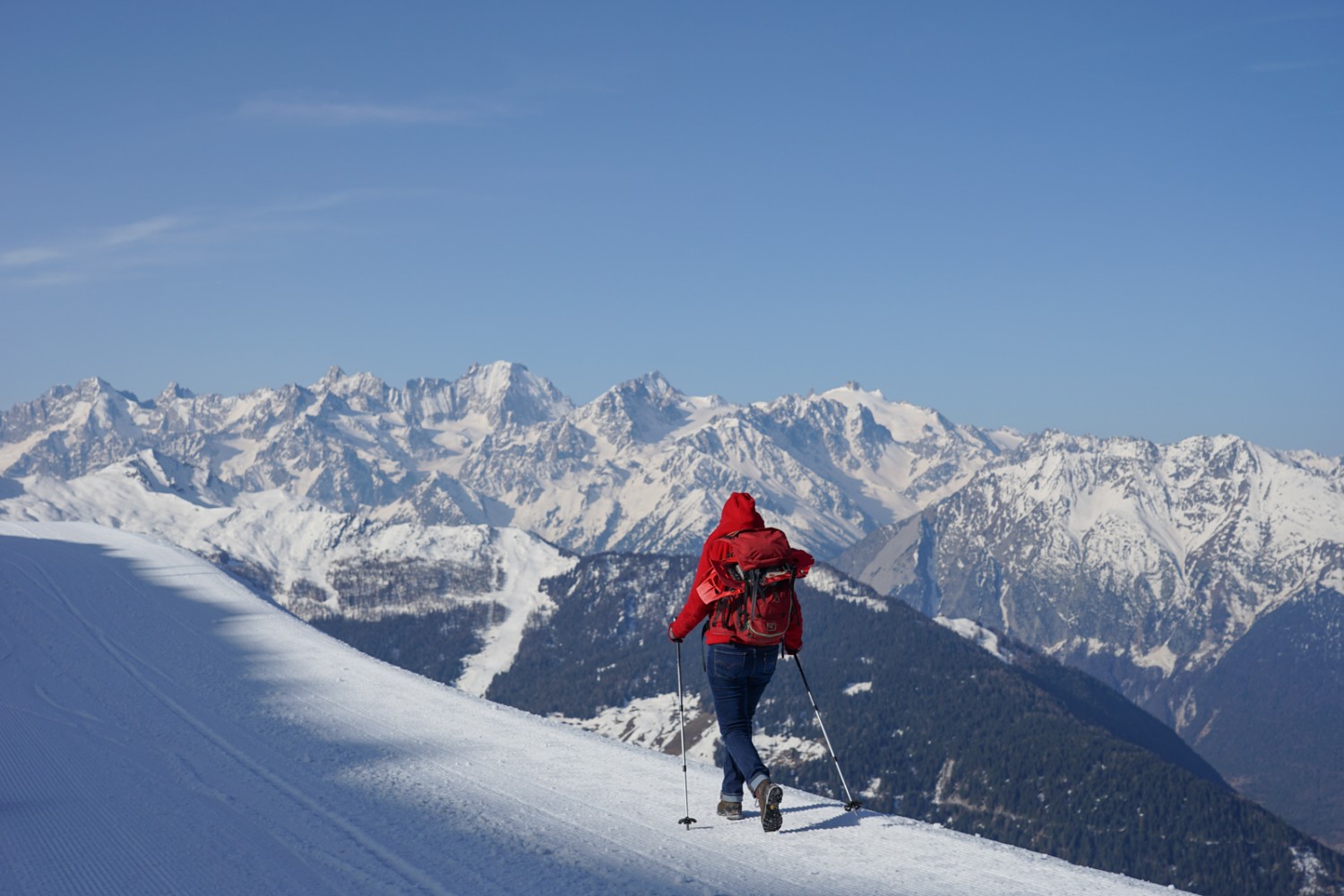 Randonnée hivernale au-dessus de Verbier, avec vue sur le massif du Mont-Blanc. Photo: Reto Wissmann