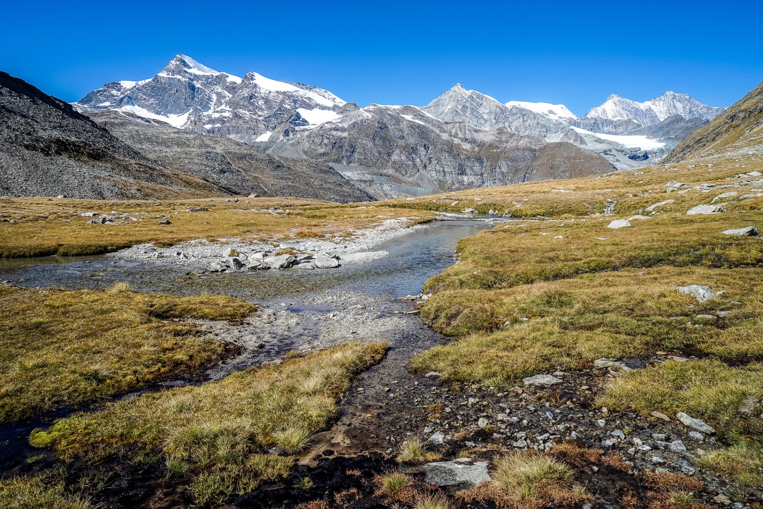 Une vue majestueuse sur l’Ofental et les sommets de plus de 4000 m, avec le Dorn tout à droite. Photo: Fredy Joss
