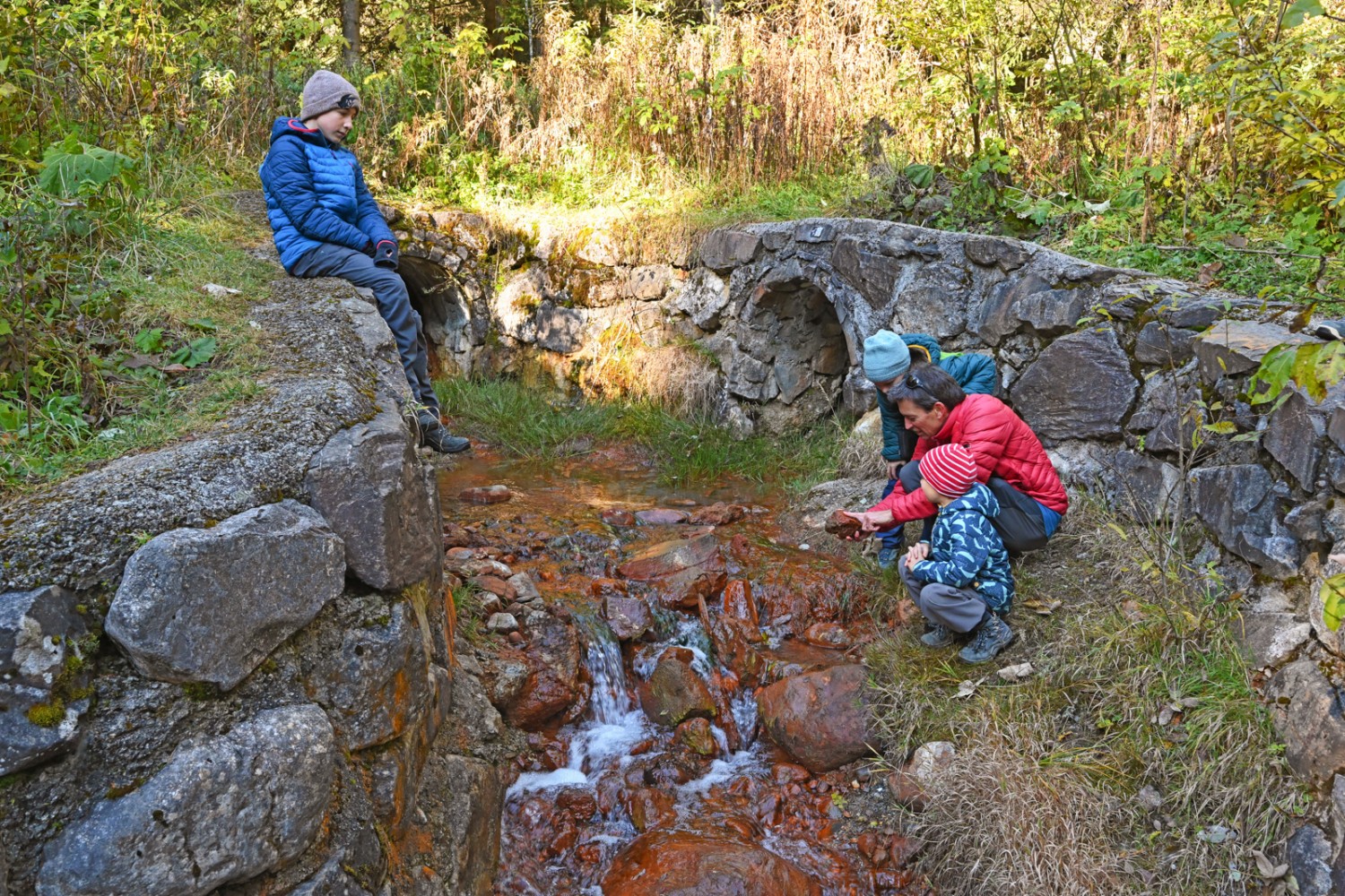 Hier tritt das rote Wasser an die Oberfläche. Bild: natur-welten.ch