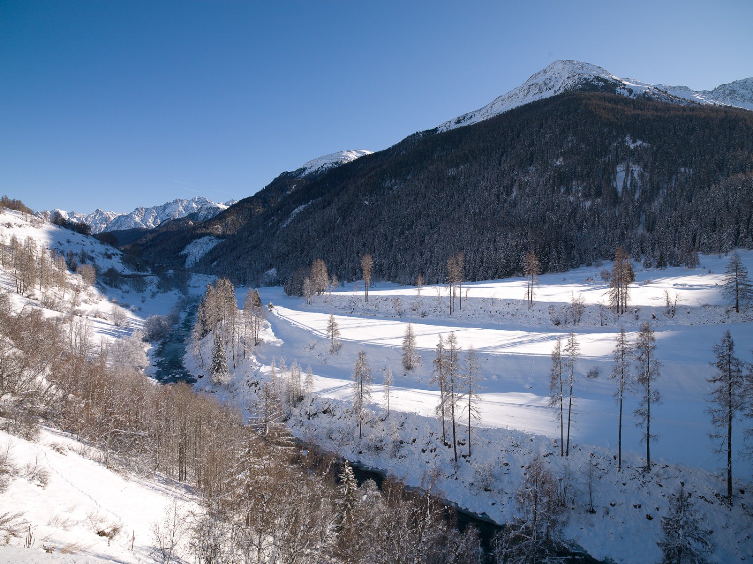 Hier bei Lavin verläuft die Route am Sonnenhang hoch über dem Inn. Foto: Engadin Tourismus