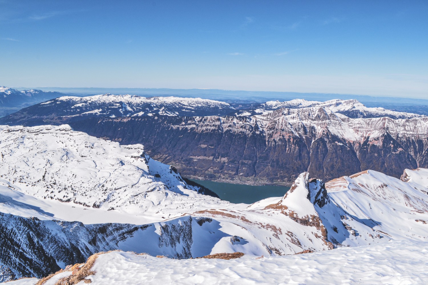 Depuis le somment du Faulhorn, vue sur le lac de Brienz en contrebas et le Niederhorn, la crête Brienzergrat et le Hohgant, en direction du Jura. Photo: Sabine Joss