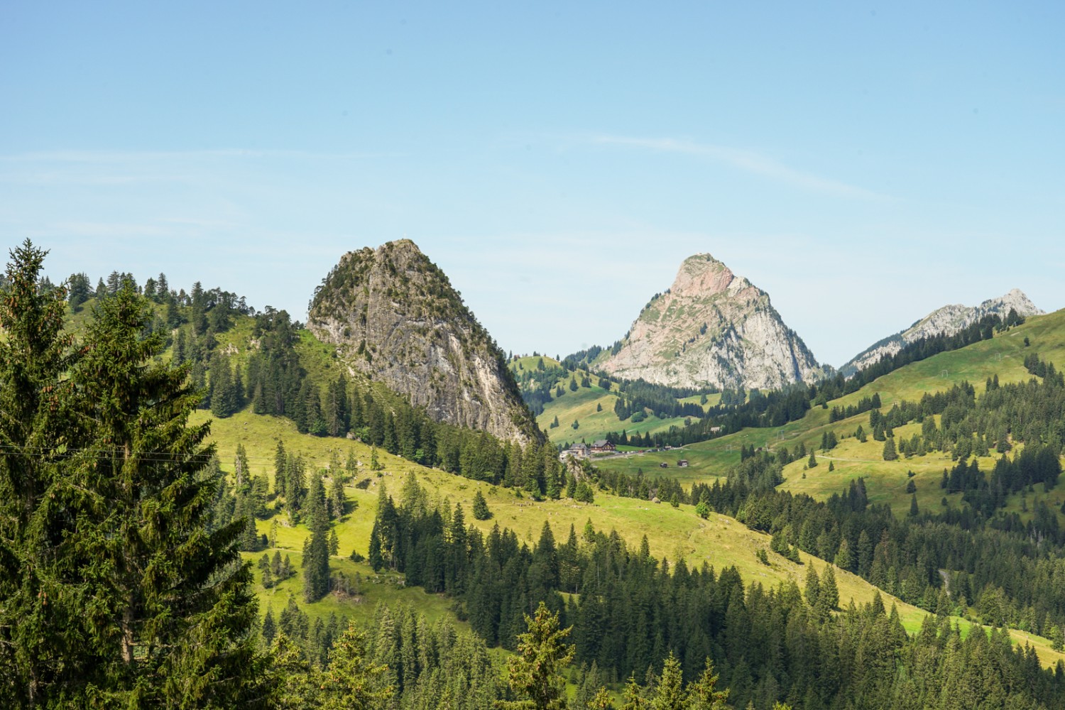 Auch der Gross Mythen ragt in der Ferne in die Höhe. Links davon der Gross Schijen. Bild: Reto Wissmann