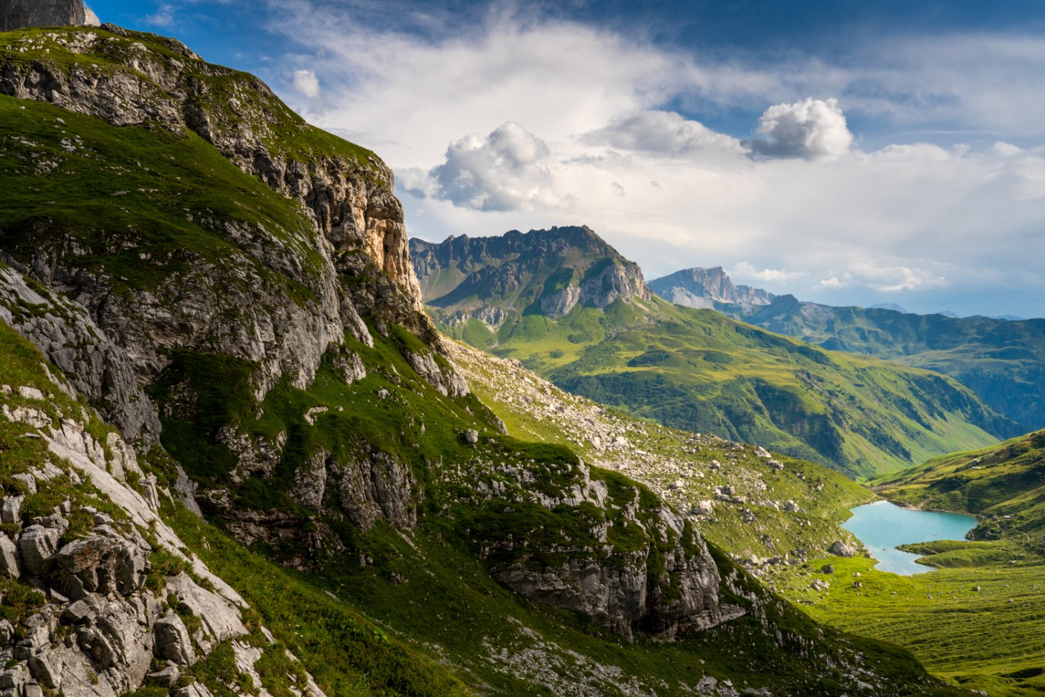 De Gruoben, vue, au milieu, sur le Schollberg et, à droite, le lac de Partnun.