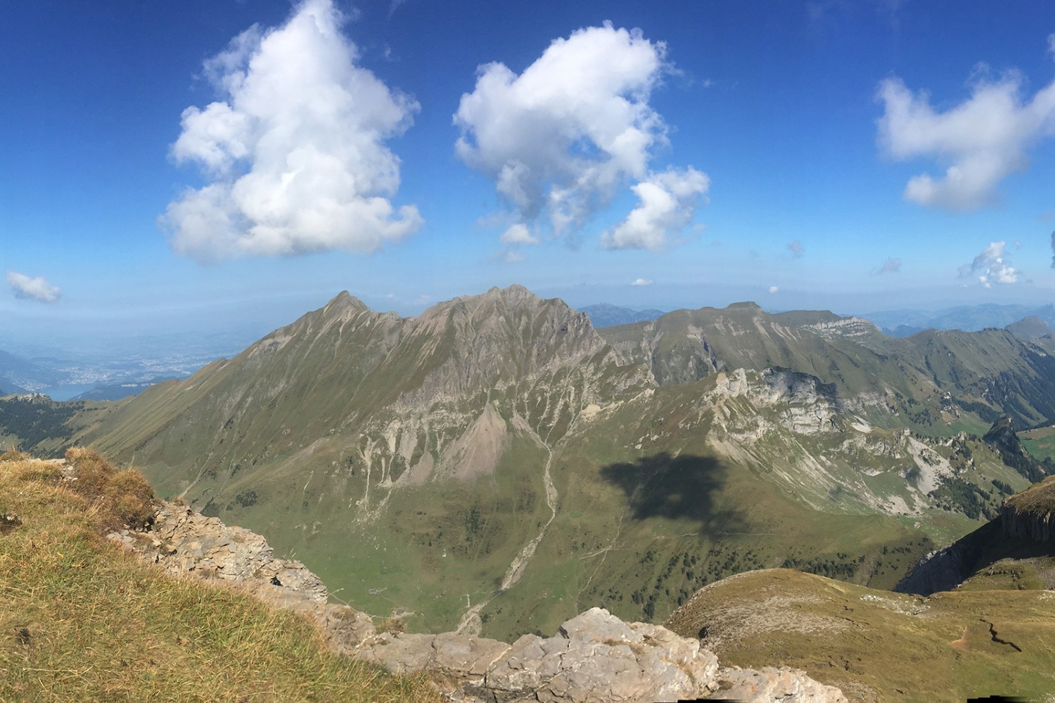 Kaiserliches Rundumpanorama auf dem Chaiserstuel. Der Gipfel ist so breit, dass es sich anbietet, hier zu picknicken. Bilder: Rémy Kappeler