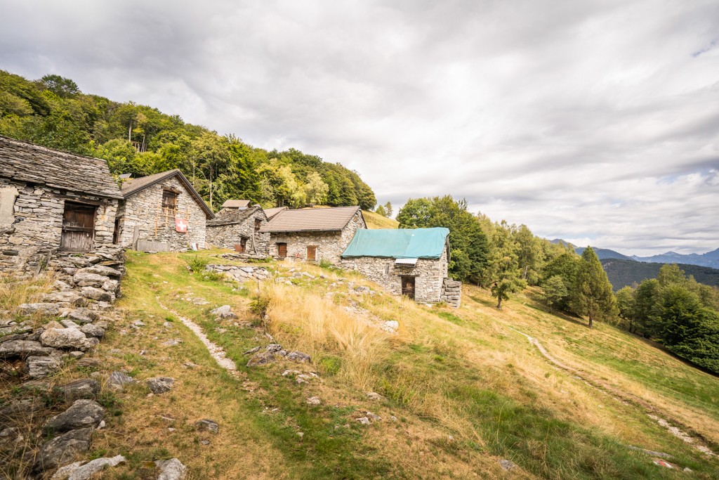 Bei der Alp Monti heisst es noch einmal die Aussicht geniessen. Bild: Wanderblondies