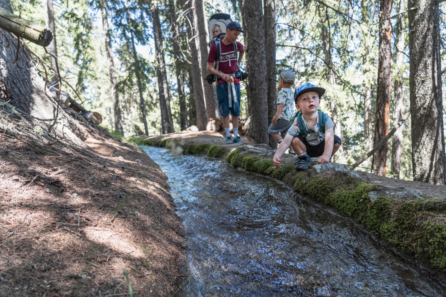 On attend l’arrivée des petits bateaux. Pieds mouillés et rafraîchissement garantis. Photo: Thomas Knecht