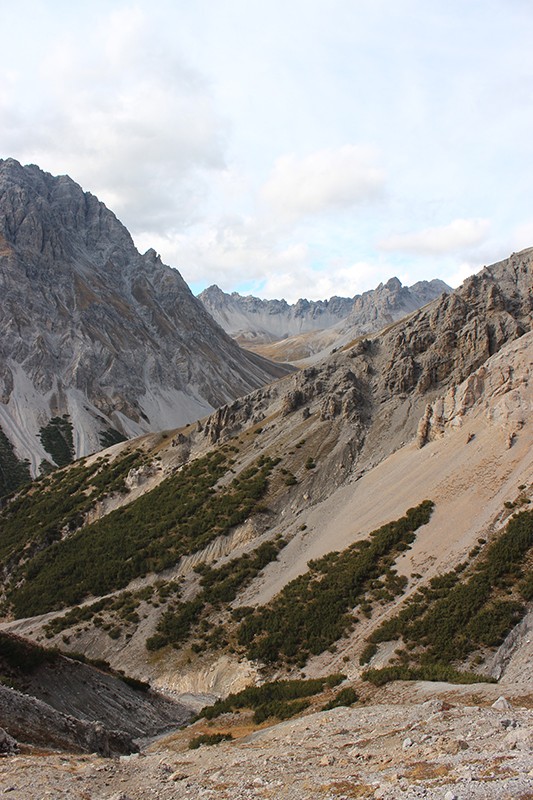 Faszinierende Stein- und Gerölllandschaft im Valbella.