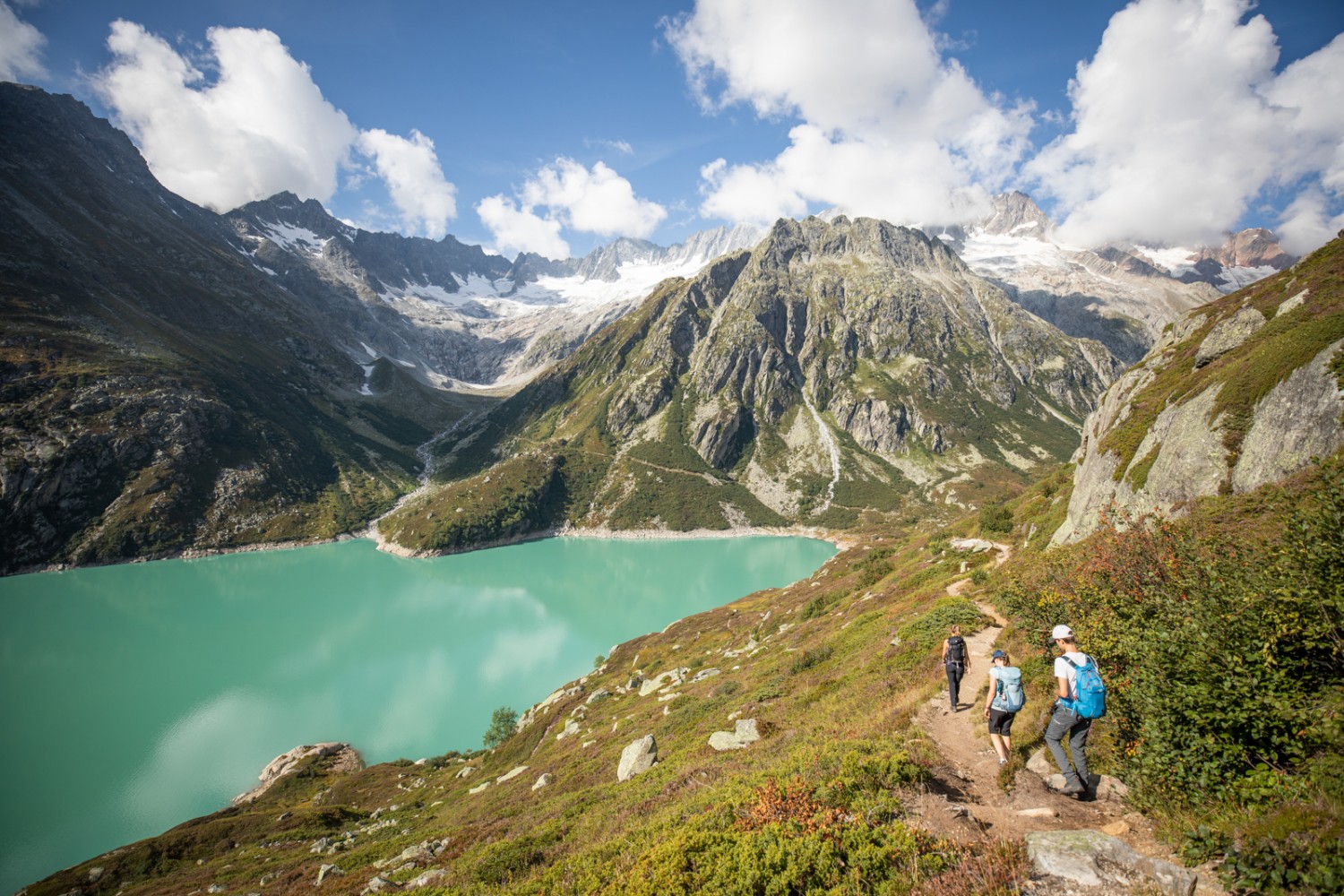 Spektakuläre Aussicht: hinter dem Göscheneralpsee präsentiert sich die Dammakette. Bild: Wanderblondies