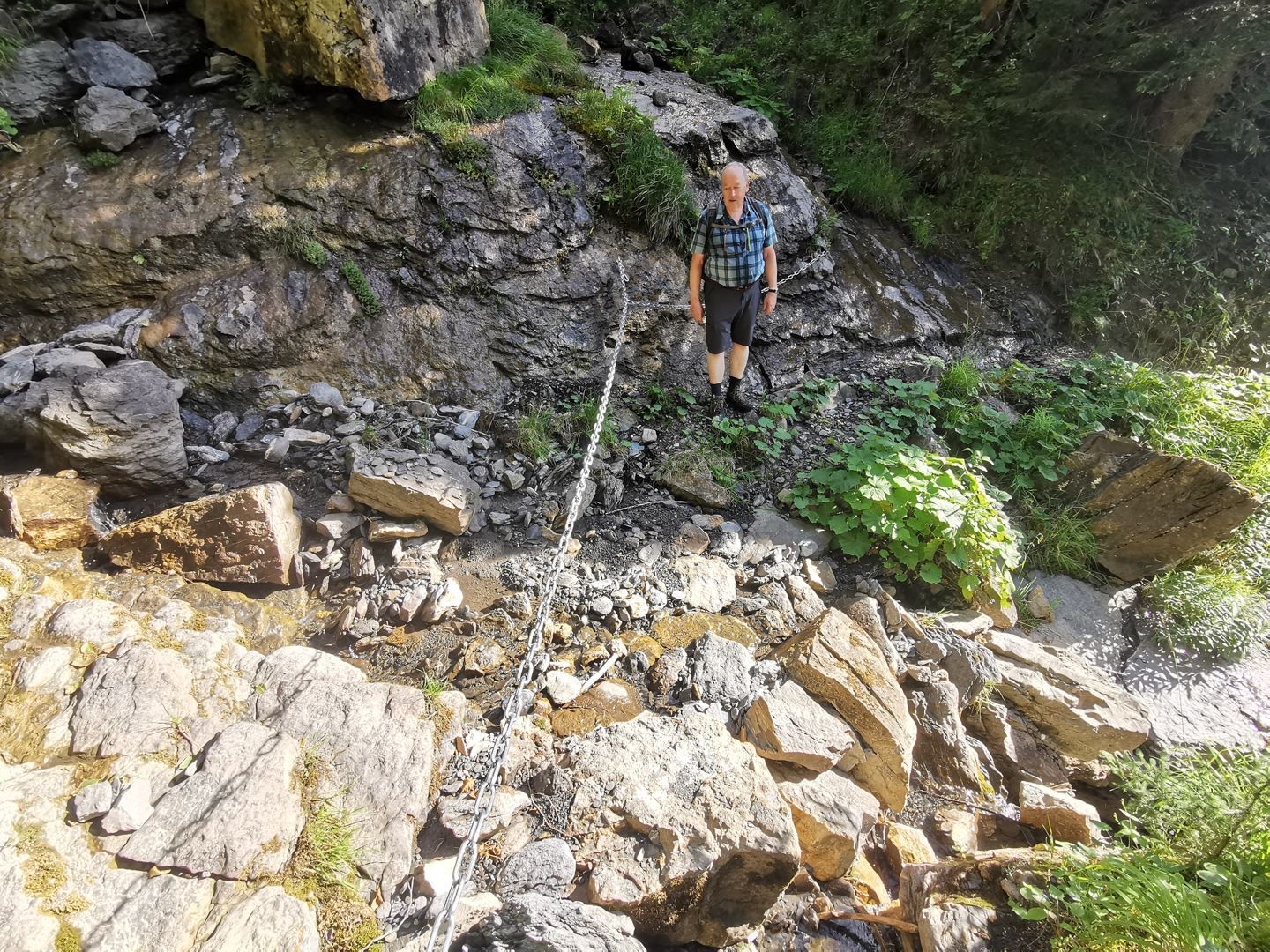 La traversée du Chrueterengraben est sécurisée par une chaîne en métal.