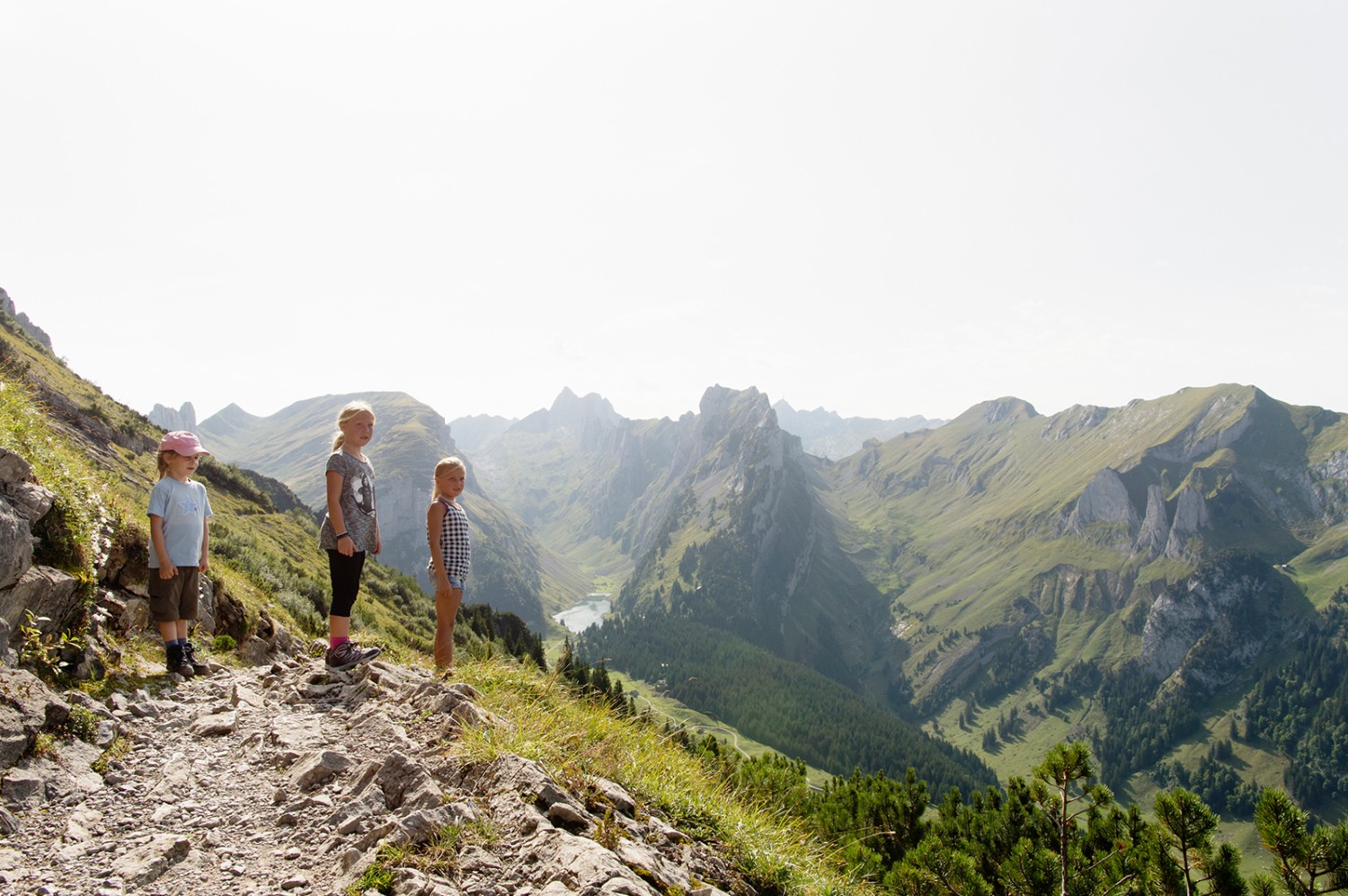 Der Weg ist breit und eignet sich gut für Kinder. Im Hintergrund der Fählensee. Bilder: Raja Läubli