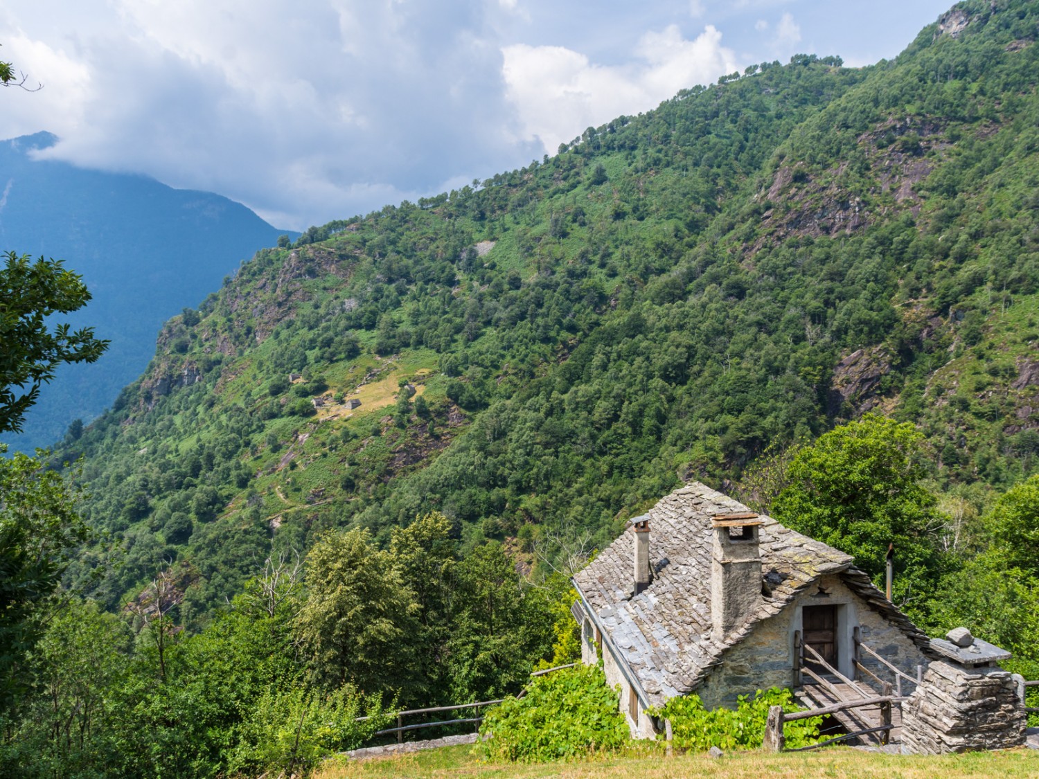 Nur zu Fuss erreichbar: Rustico bei der Alpe Cassinèla (bei P. 777). Bild: Franz Ulrich