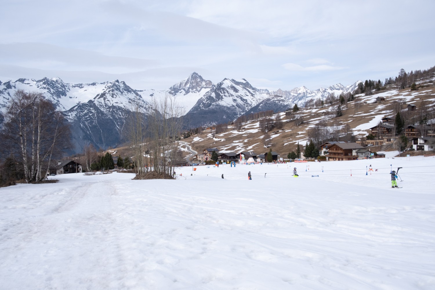 Die Wanderung beginnt entlang dem Kinderskilift in Bürchen. Bild: Markus Ruff