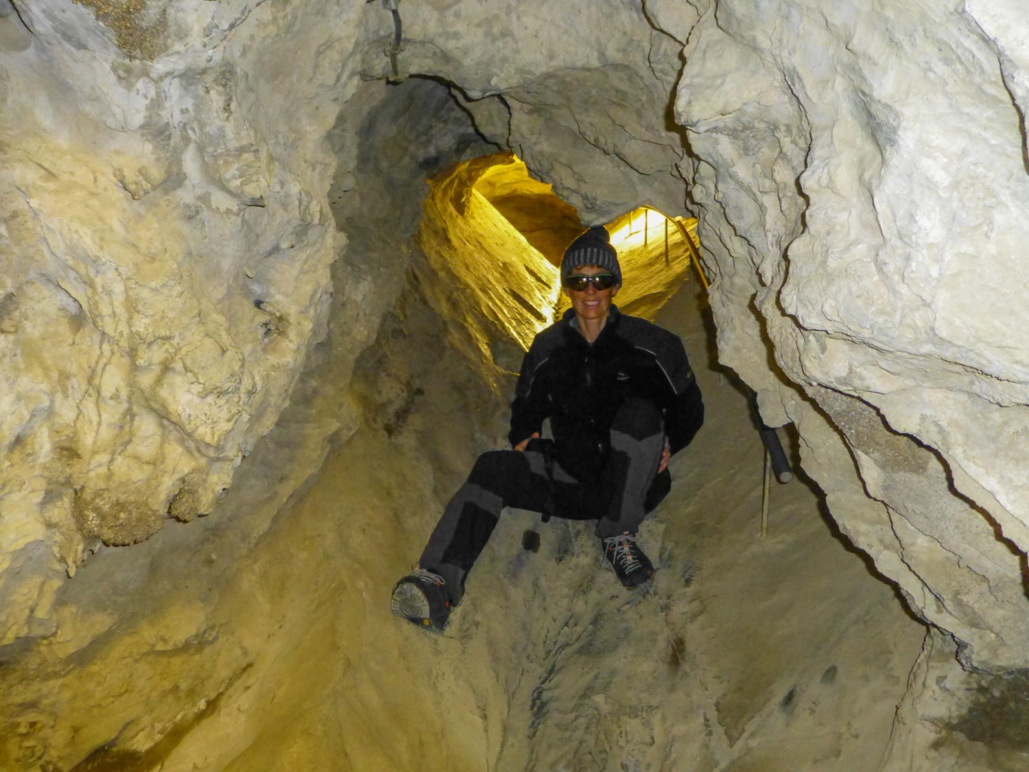 Einstieg in die Eiszeithöhle, die vom eiszeitlichen Schmelzwasser ausgehobelt wurde. Foto: Fredy Joss