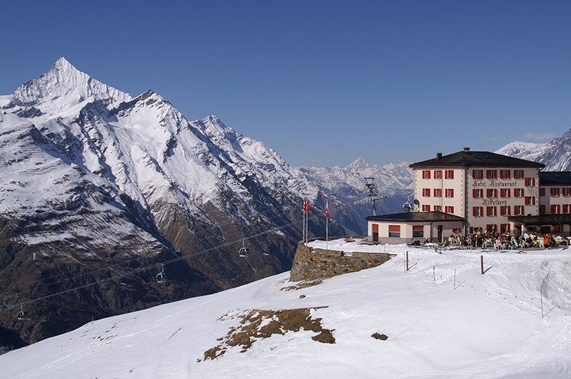 Majestätisch übernachten lässt es sich im historischen Hotel mit Matterhornblick.