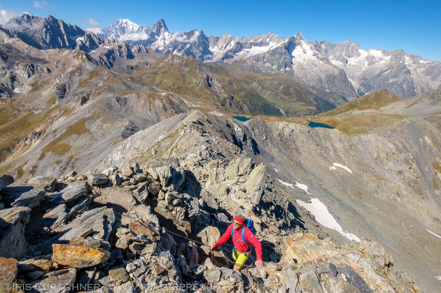 Auch mit Ketten ist der Weg gesichert – da bleibt während des Wanderns wenig Zeit für die Lacs de Fenêtre im Hintergrund.