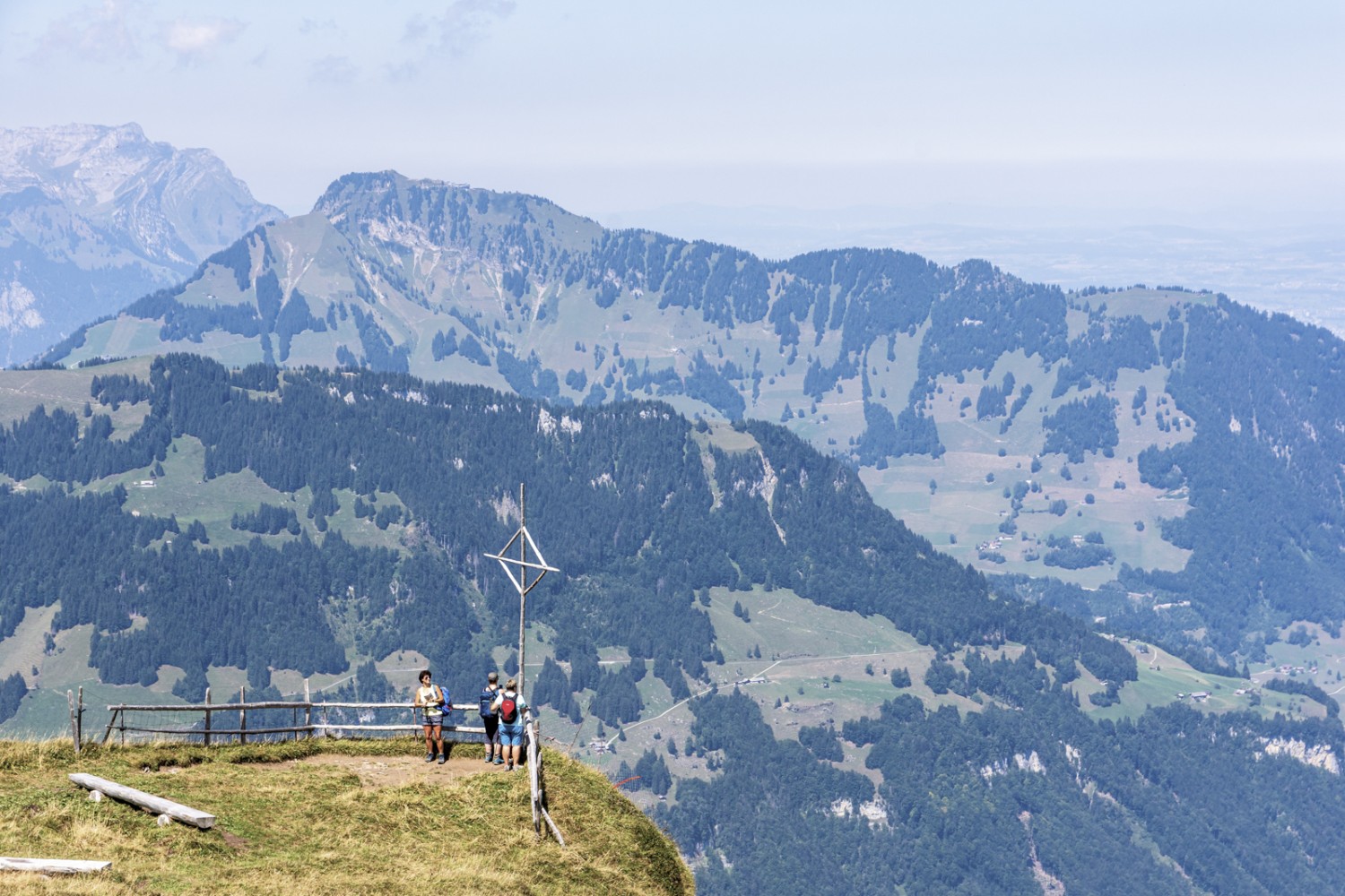 Immer wieder gibt es Orte zum Verweilen, hier mit Aussicht auf das Stanserhorn. Bild: Franz Ulrich