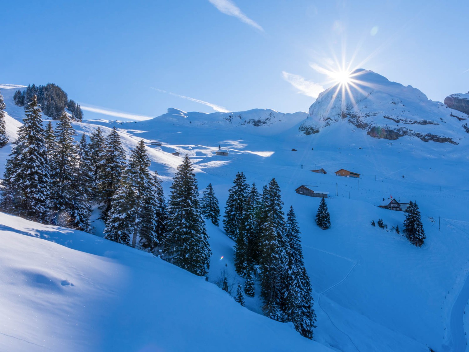 Soeben geht die Sonne auf über dem Twäriberg. Etwas rechts unterhalb liegt die Druesberghütte noch im Schatten. Bild: Franz Ulrich