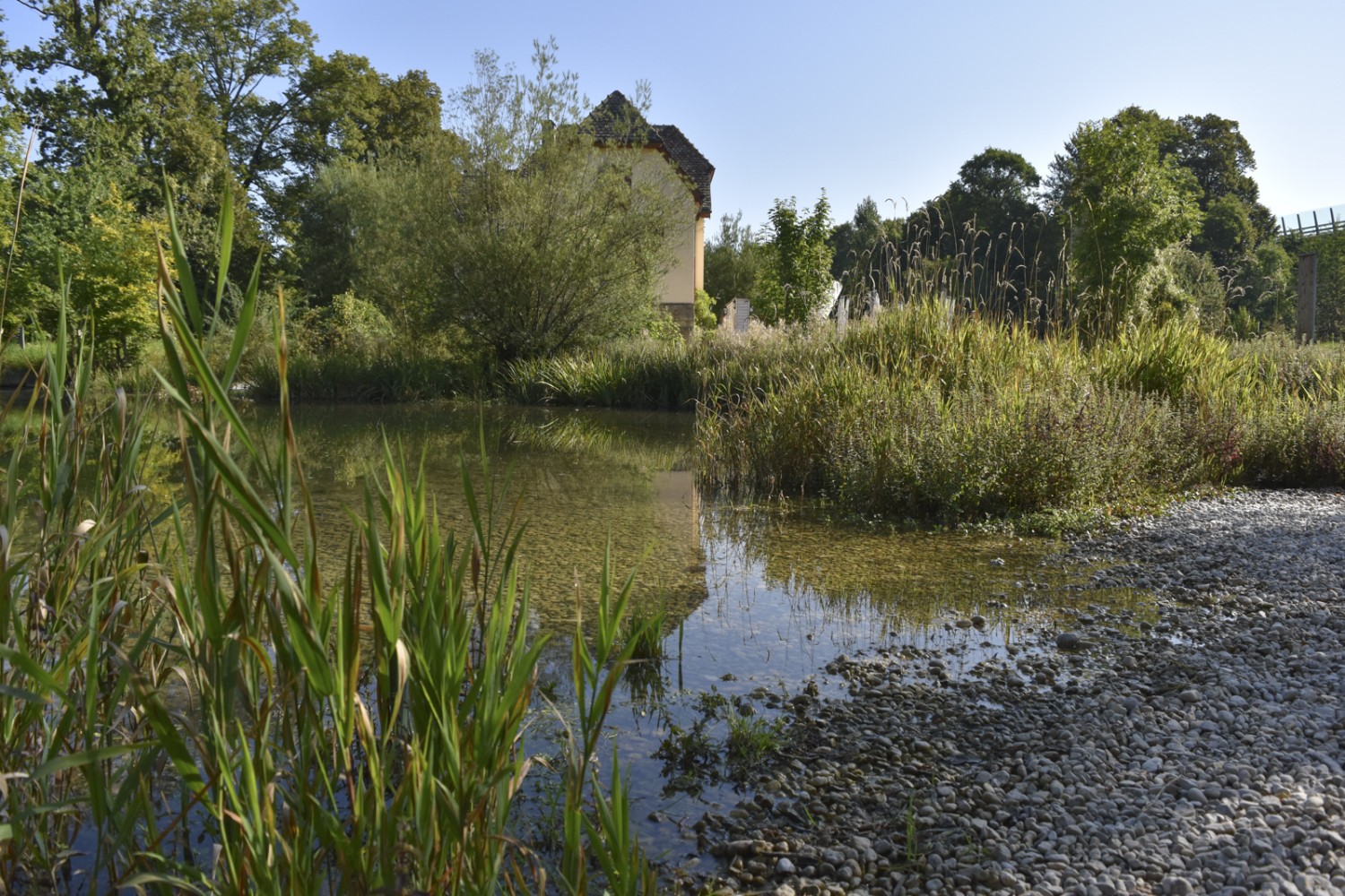 Dès le début de la randonnée, visite de la zone naturelle du Pervou. Photo: Nathalie Stöckli