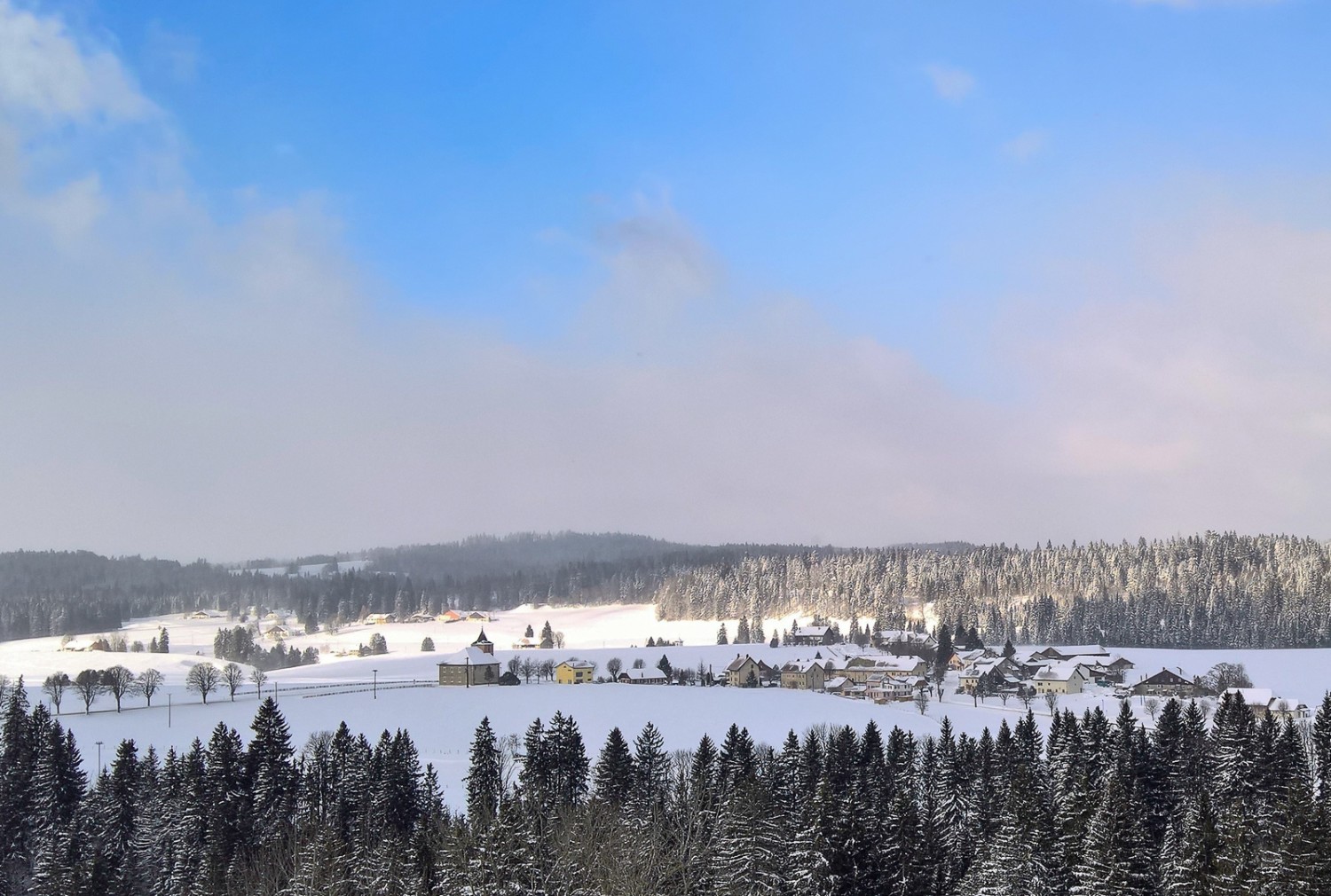 Ausblick zur Hochebene von La Chaux mit dem gleichnamigen Dörfchen. Bilder: Andreas Staeger