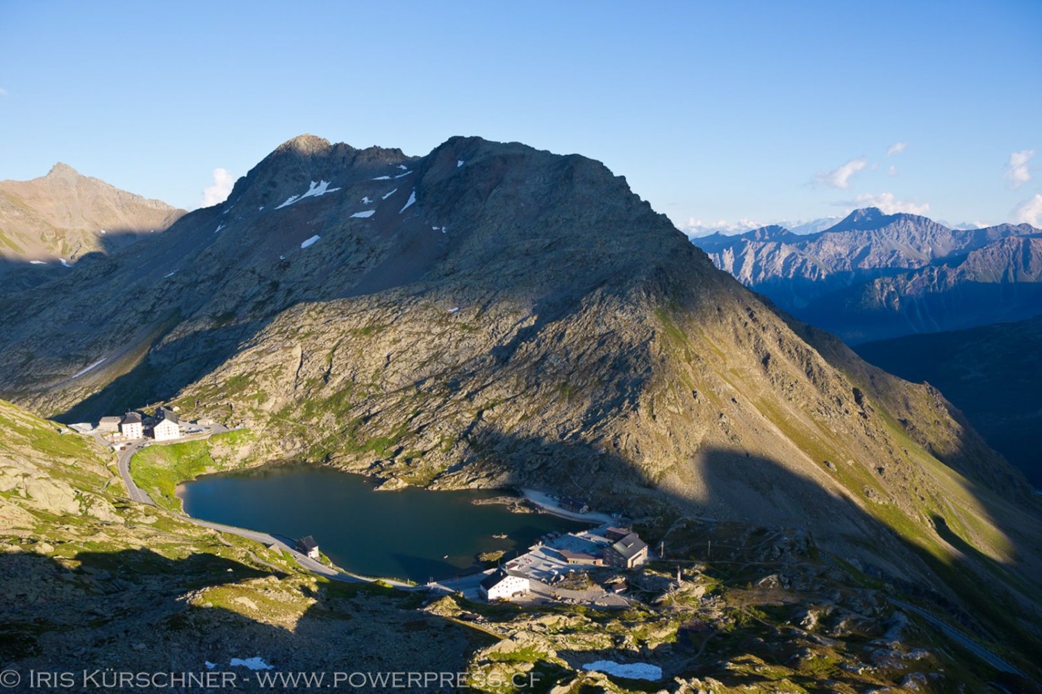 Im Aufstieg zur Grand Chenalette fällt der Blick zurück auf den Gd-St-Bernard.