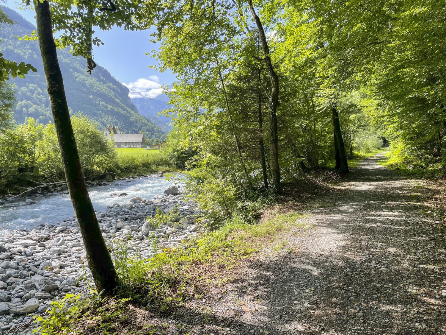 Zu Beginn der Wanderung geht es der Engelberger Aa entlang. Bild: Rémy Kappeler
