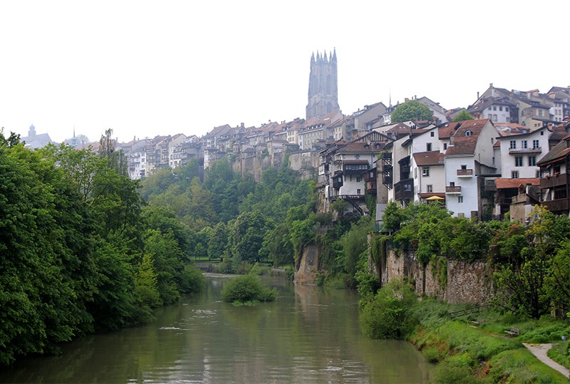 Sur le Pont du Milieu qui surplombe la Sarine. Fribourg et sa cathédrale.
Photo: Elsbeth Flüeler