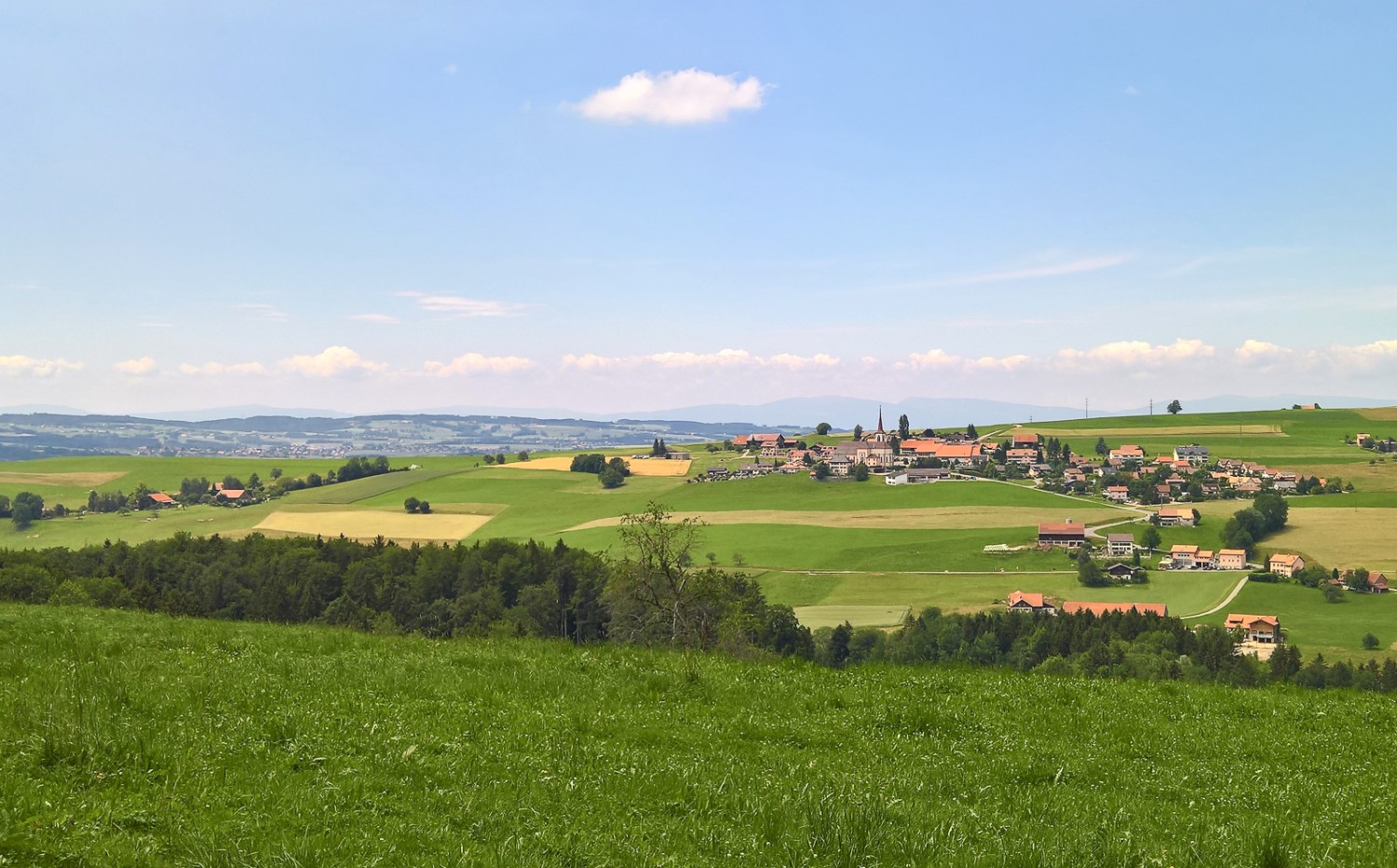 Le village de Saint-Martin se situe sur le versant sud du vallon de la Mionne.