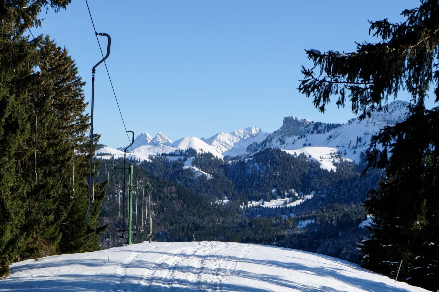 Descente le long du skilift et vue sur les montagnes fribourgeoises