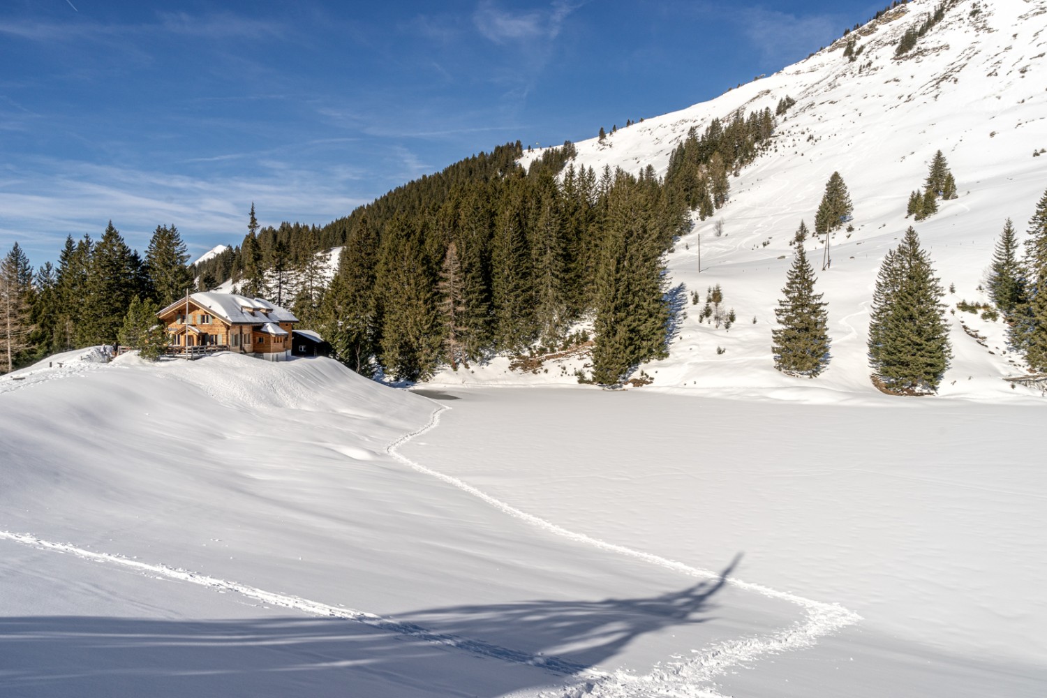 Le lac est couvert de neige. Photo: Fredy Joss