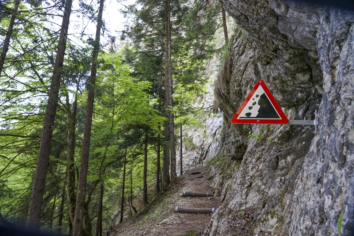 Warnschild vor Steinschlag – er mahnt dazu, die Passage zügig zu passieren. Bild: Reto Wissmann