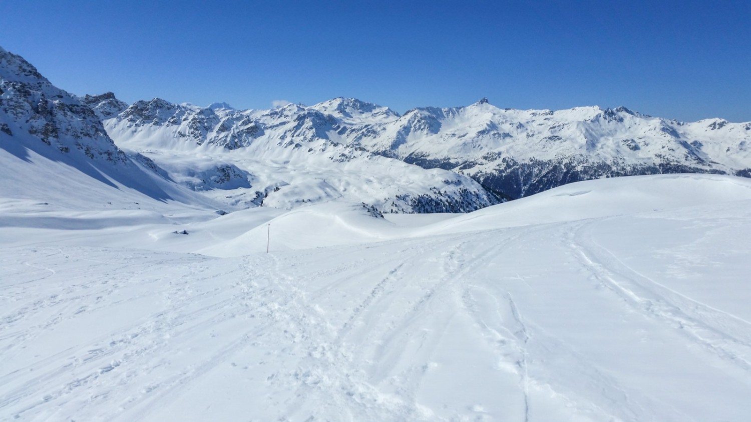 Blick auf einige der imposanten Walliser Viertausender, wie das Zinalrothorn oder die Dente Blanche. Bild: Laura Rindlisbacher