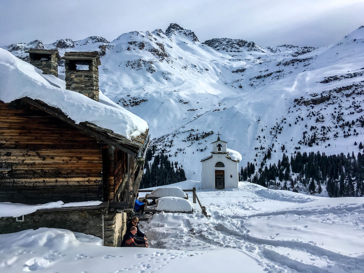 Die kleine Kapelle St. Anna in Frunt steht exponiert am Hang. Bild: Claudia Peter