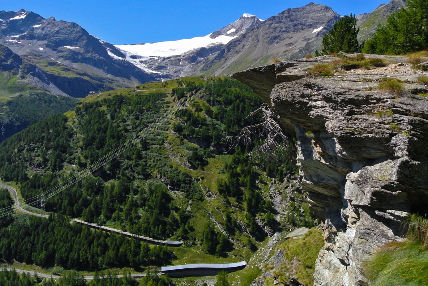 Wandern zwischen idyllischer Natur und Technik. Bilder: Rémy Kappeler