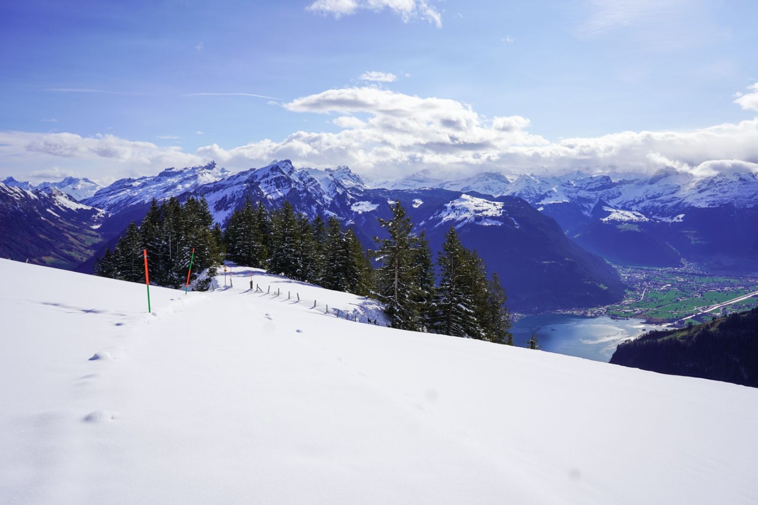 Links geht es durch ein Wäldchen zum Hundschopf, rechts wandert der Blick Richtung Altdorf.