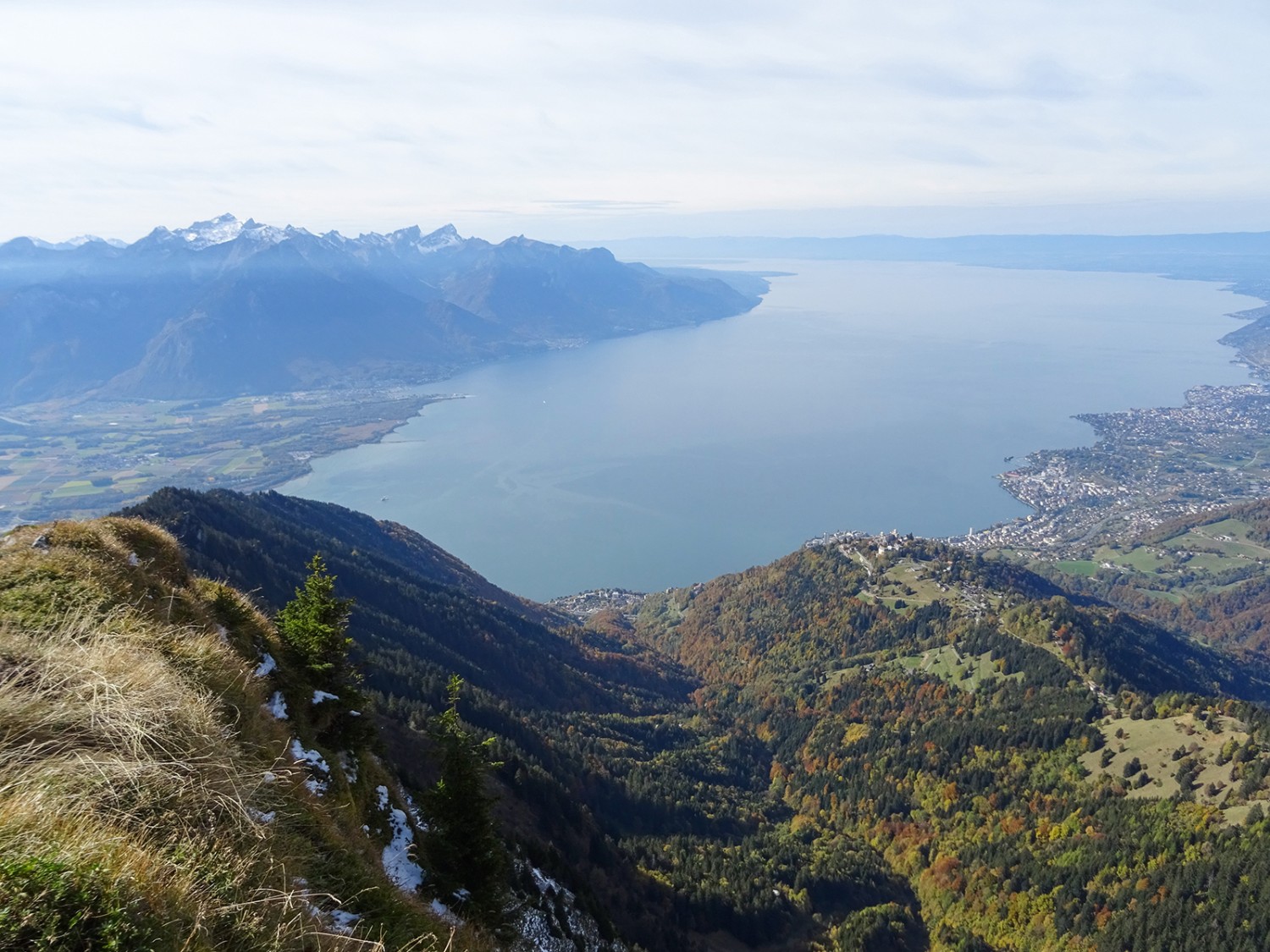 Depuis les Rochers de Naye, splendide vue sur le lac Léman, les Alpes savoyardes et le Jura.