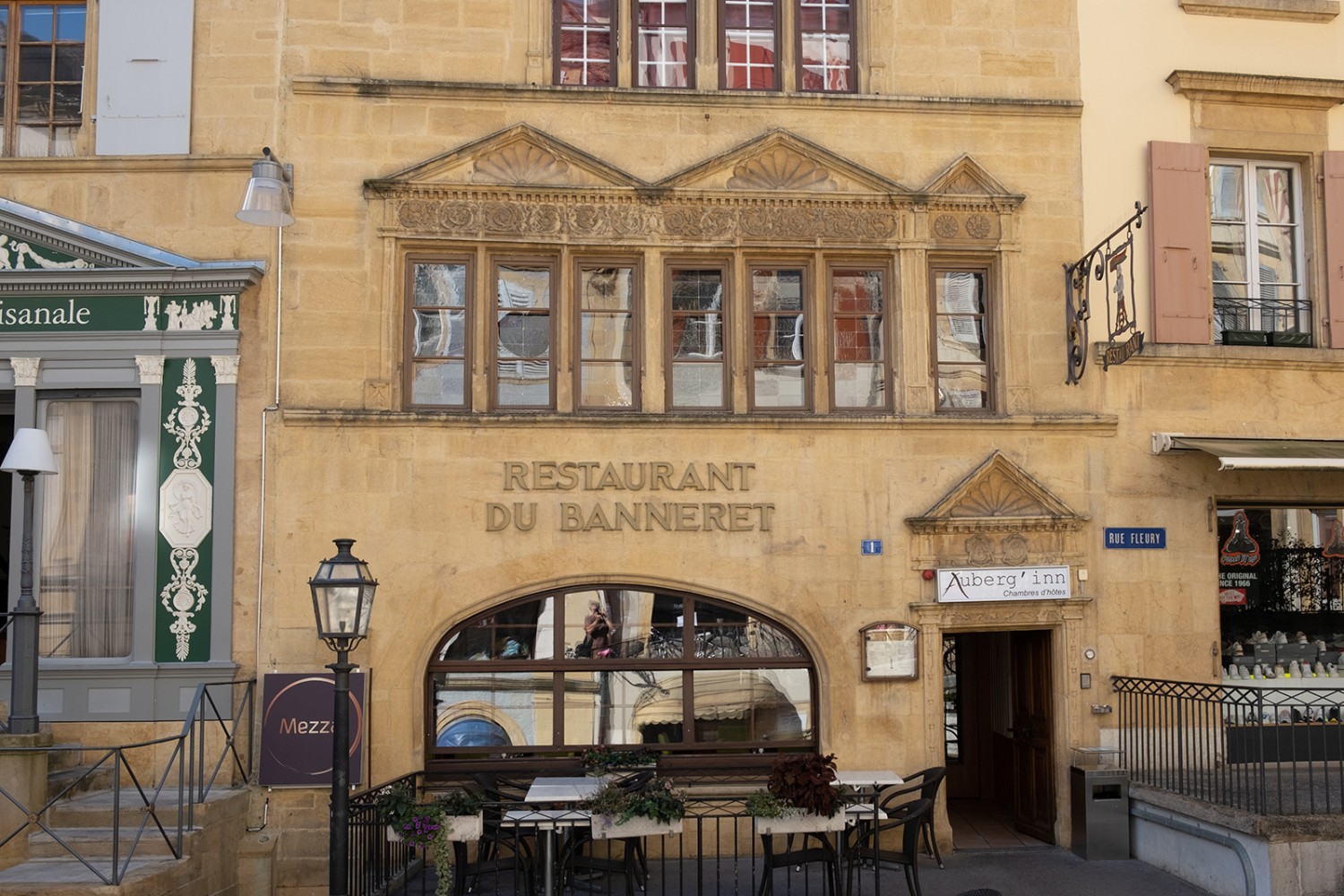 Au centre de Neuchâtel, la pierre jaune est partout. Ici à l’hôtel du Banneret, construit au 17e siècle. Photos: Markus Ruff