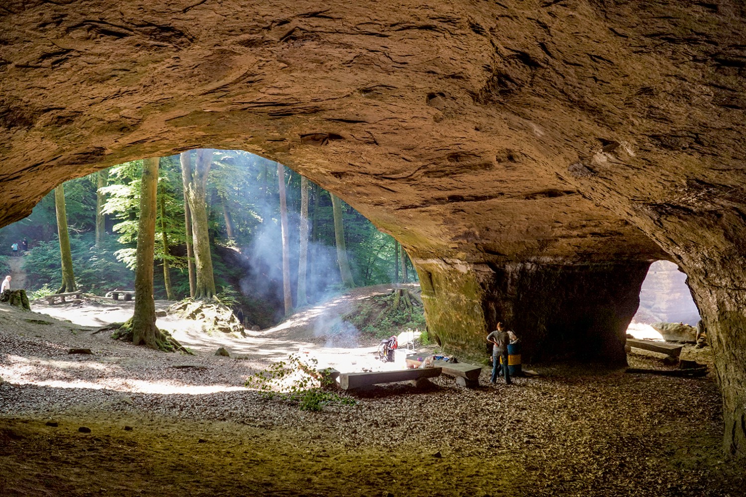 Die Sandsteinhöhlen im Liebeggerwald laden Gross und Klein zum Bräteln ein. 