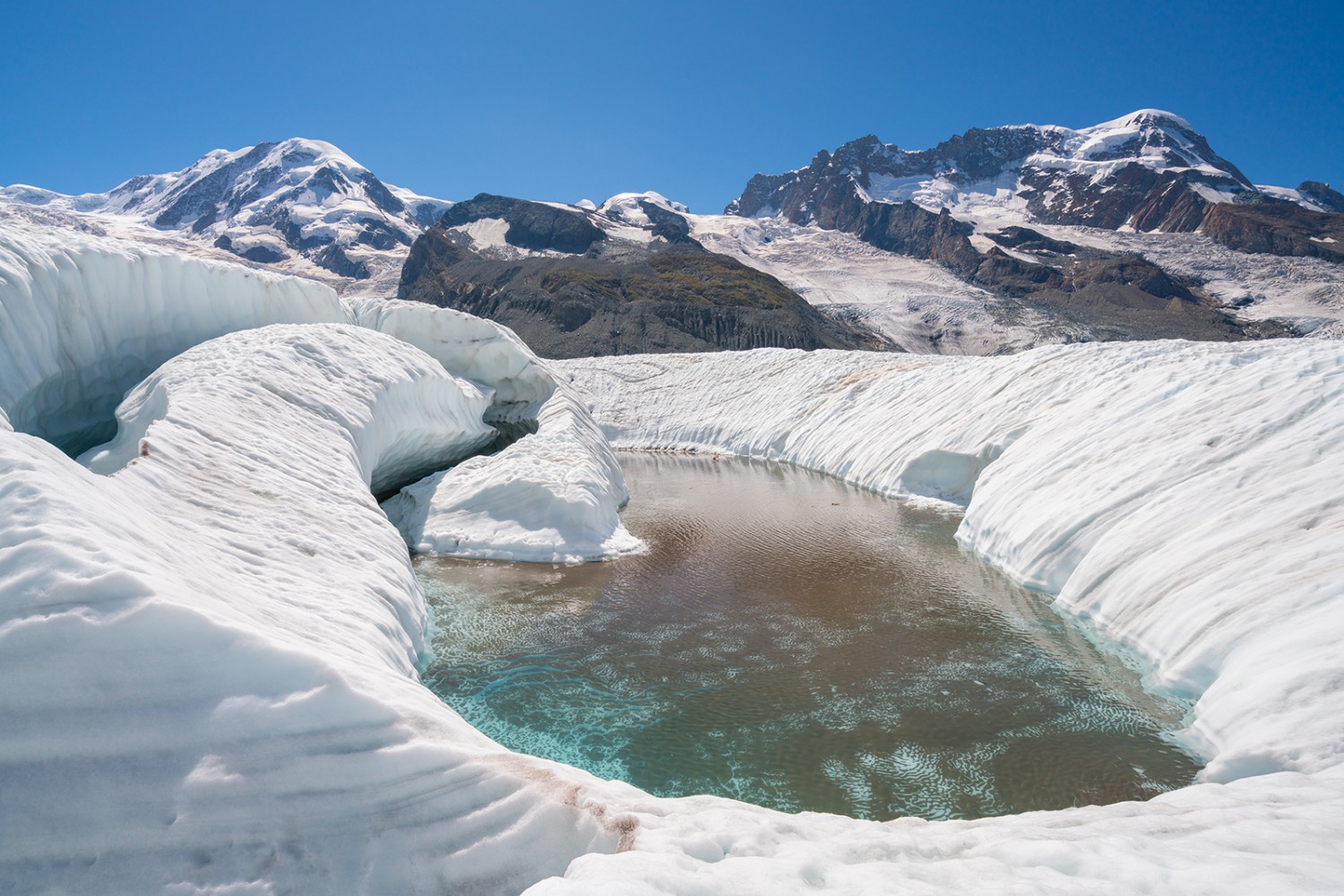 Einer von unzähligen oberflächlichen Seen auf dem Gornergletscher.