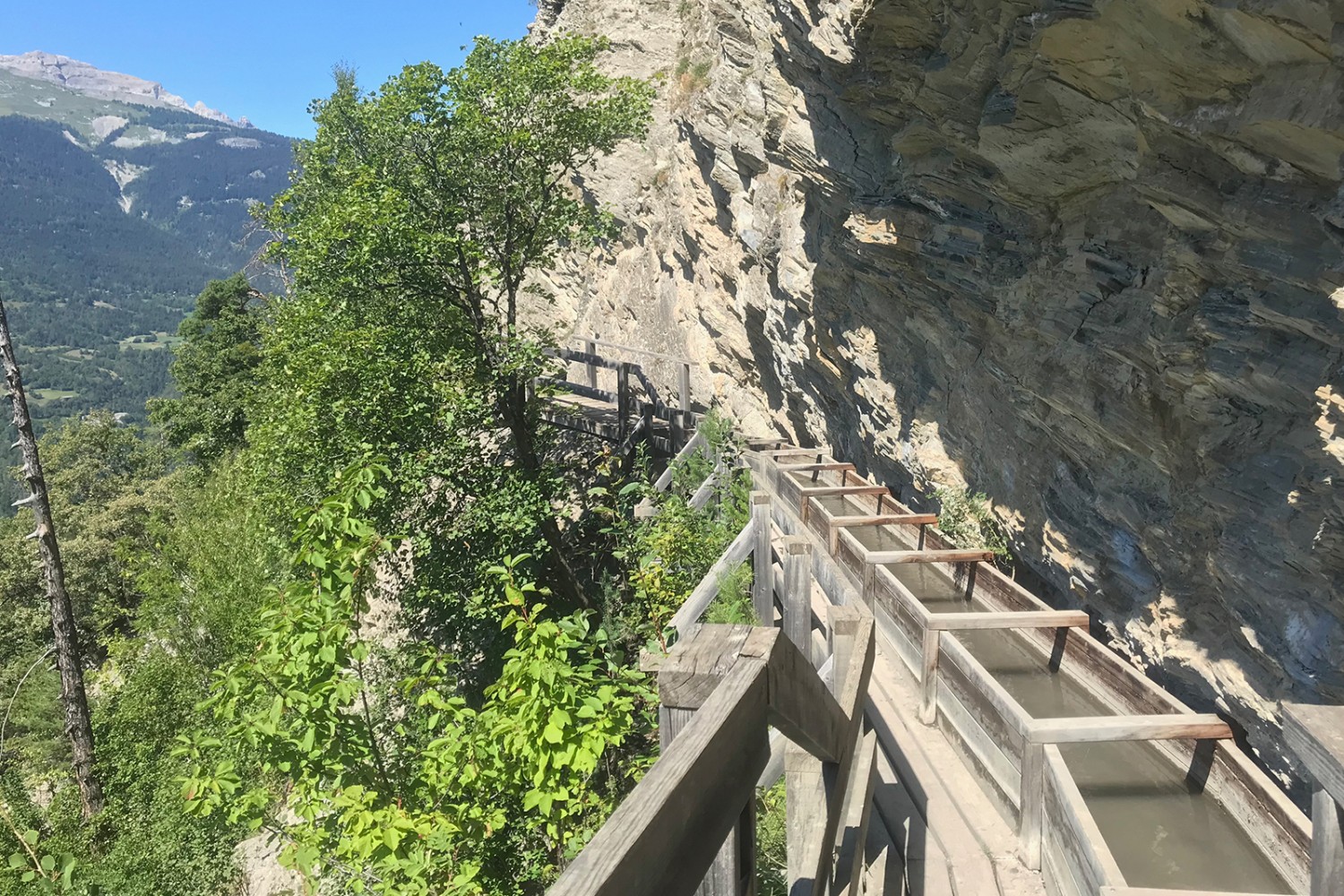 Au Revers du Châtelard, bisse et sentier sont suspendus dans la paroi verticale.